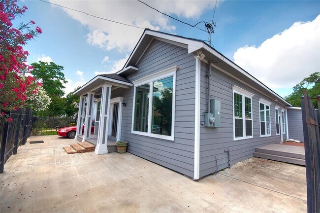 Building Photo - 2121 Common St