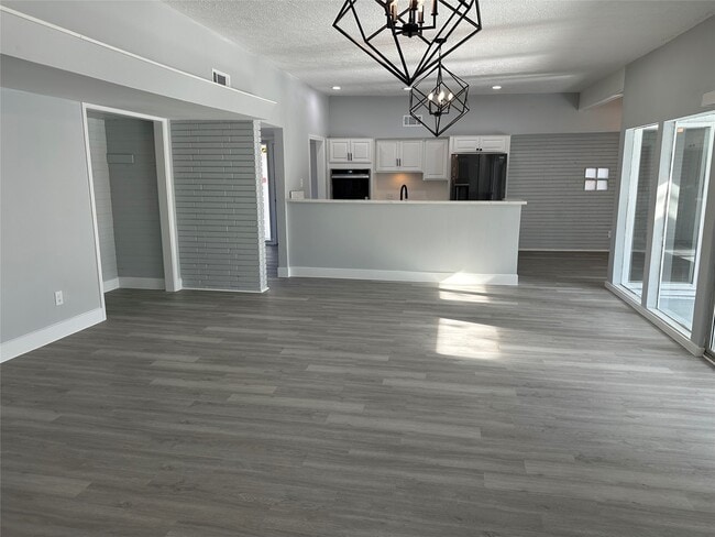 Building Photo - 5005 Tamarach Dr