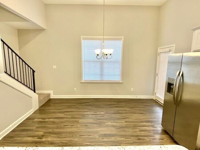 Foto del edificio - Now Leasing a 5-bedroom 3 bath home on Byh...
