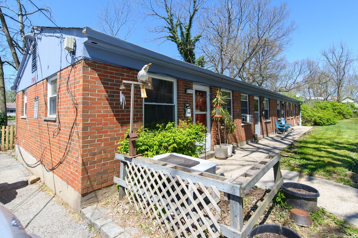 Primary Photo - 776 Hand Ave
