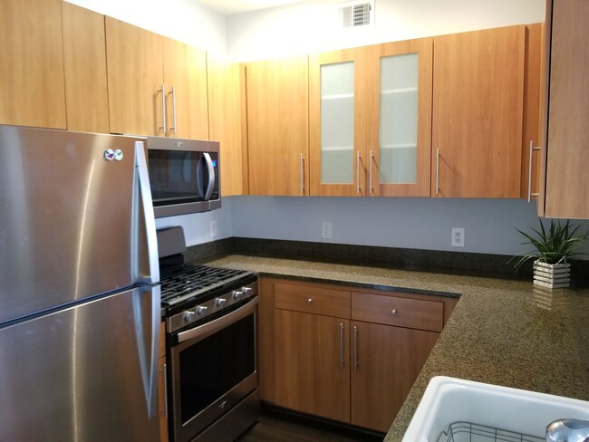 Foto del edificio - DEPOSIT FREE PROGRAM!! Beautiful 1 Bed Roo...