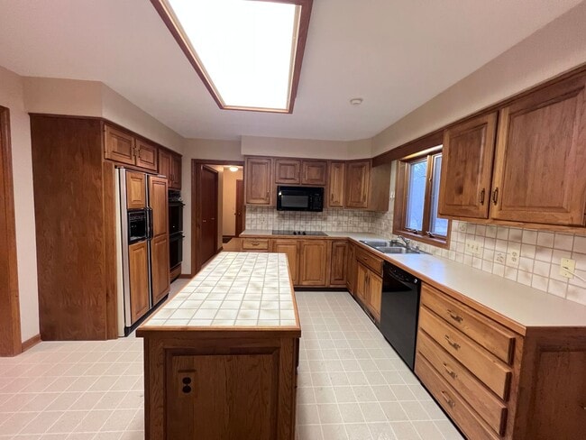 Building Photo - Large Home in Forest Hills School District
