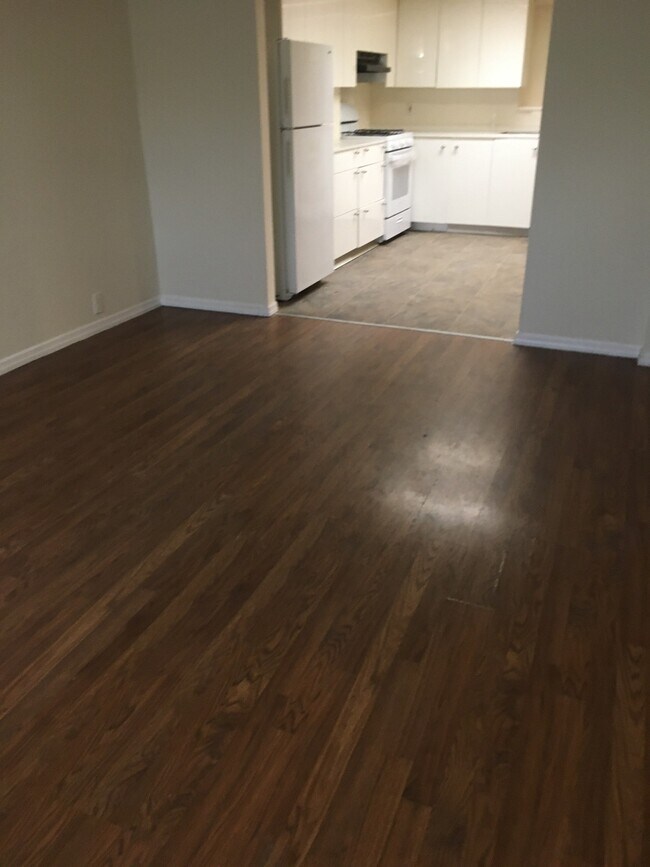 Living room - 325 40th St