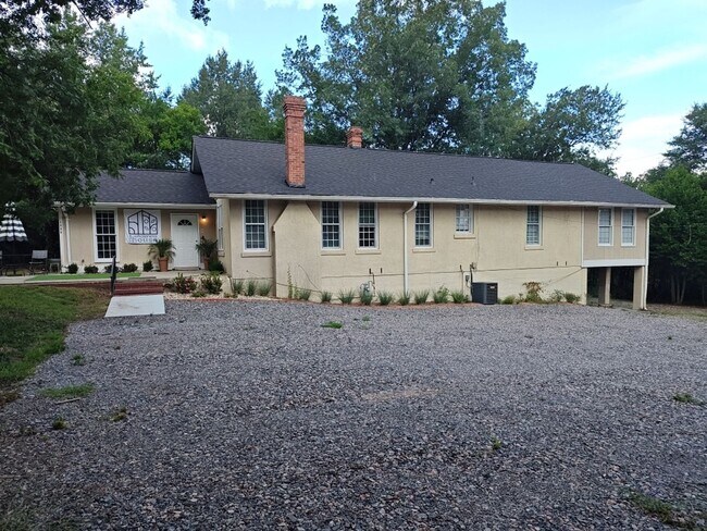 Building Photo - Historic 3 Bedroom, 2 Bathroom Home in Augusta!