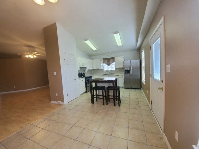 Building Photo - Large 3/2 Split Floor Plan Home w/ Vaulted...