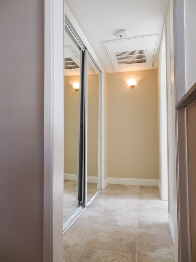 Building Photo - Dickens Court Apartments