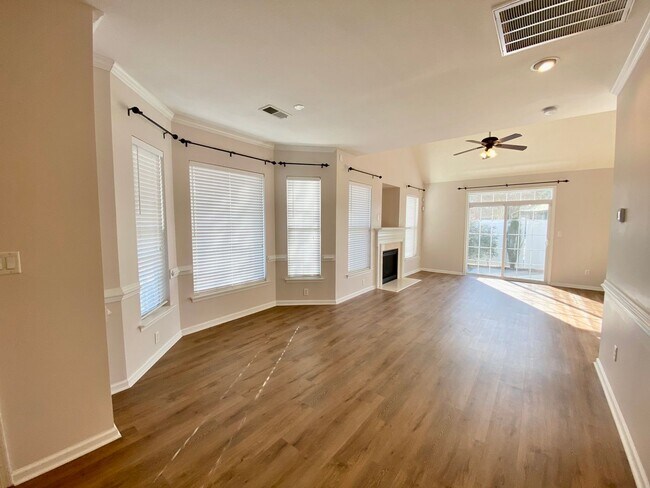 Foto del edificio - READY July 1st!! End-Unit Condo with Commu...