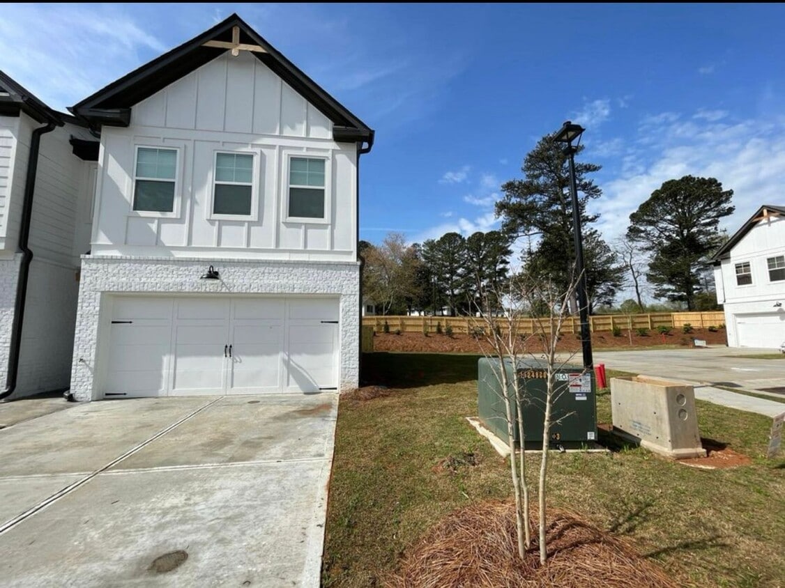 Beautiful end unit townhouse in the Townes... - Beautiful end unit townhouse in the Townes...