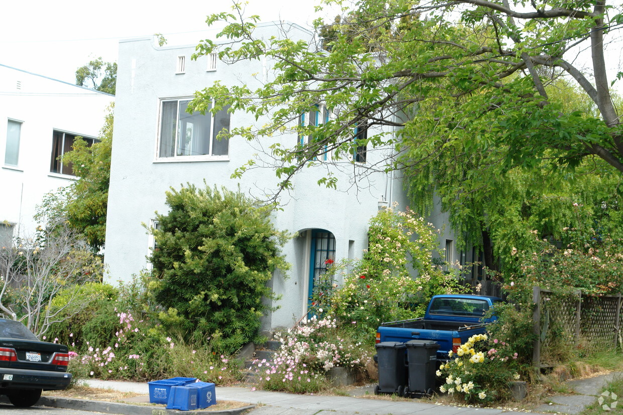 Foto del edificio - 2415-2417 Dowling Pl