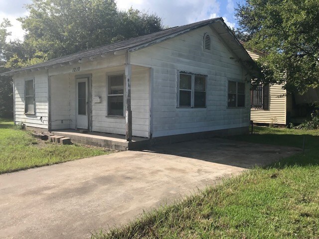 Building Photo - 1210 Live Oak St