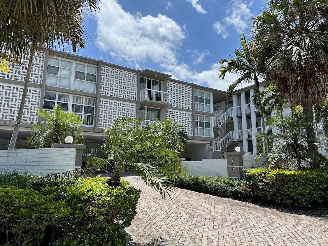 Foto principal - 1080 99th St