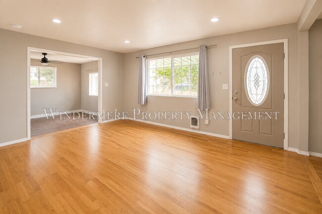 Foto del edificio - Three Bed Rambler on large fenced corner lot with patio