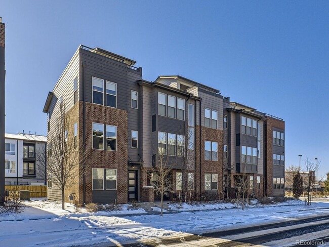 2 bedroom townhome in Northfield Central Park Denver. - 2 bedroom townhome in Northfield Central Park Denver.