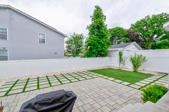 Building Photo - 1053 Bertram Terrace