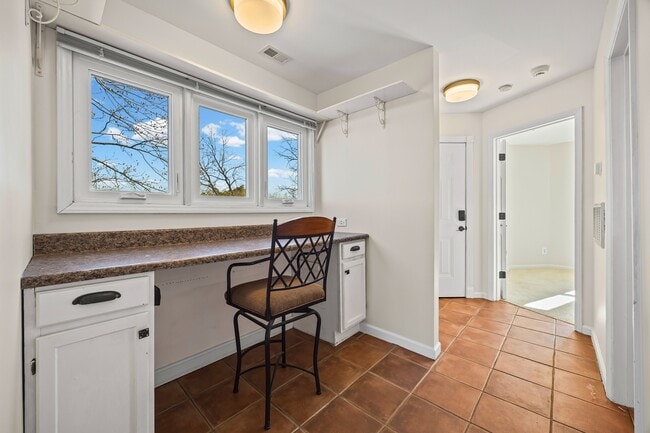 Building Photo - 372 Northwest Dr