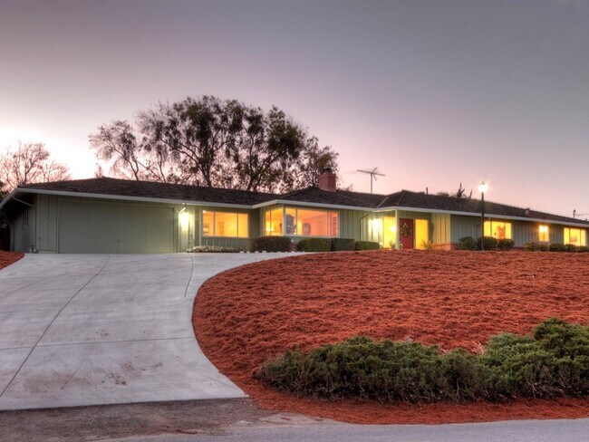 Foto del edificio - 1486 Country Club Dr
