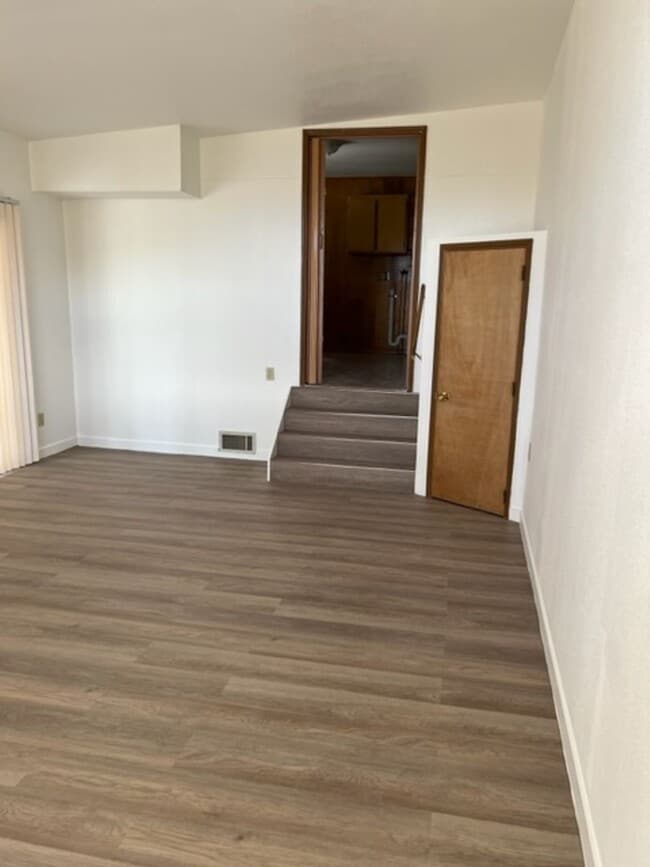 Building Photo - Centrally Located 2 Bed With Washer/Dryer Hookups