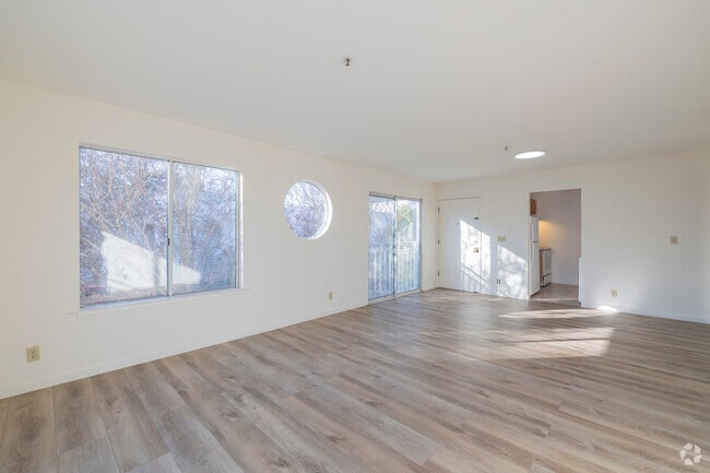 2BR, 2BA - 1008 SF - Living Room - Napa Creek Apartments