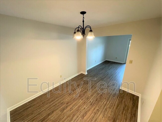 Foto del edificio - 9740 Bunker Hill Ln