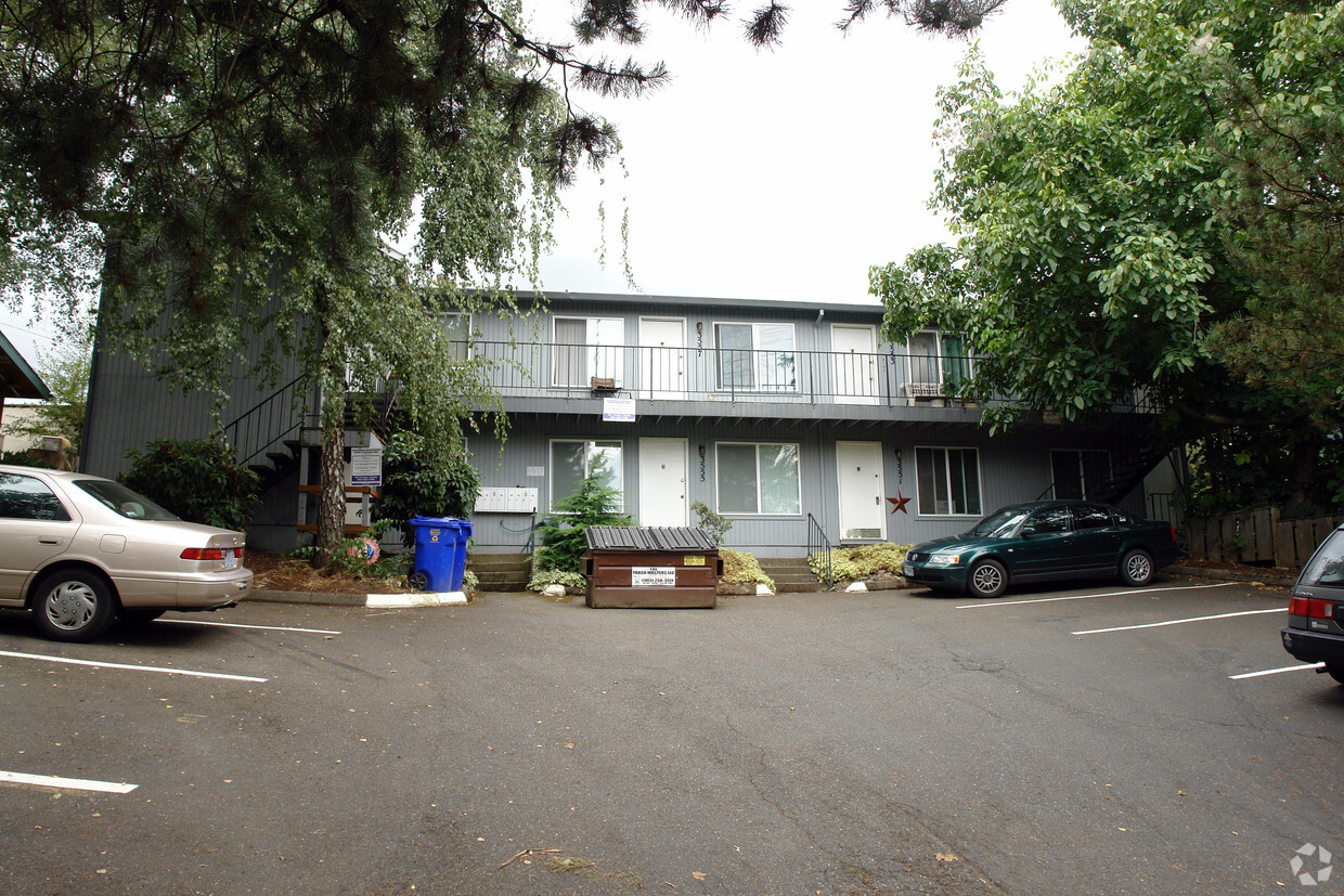 Primary Photo - Milwaukie Apartments