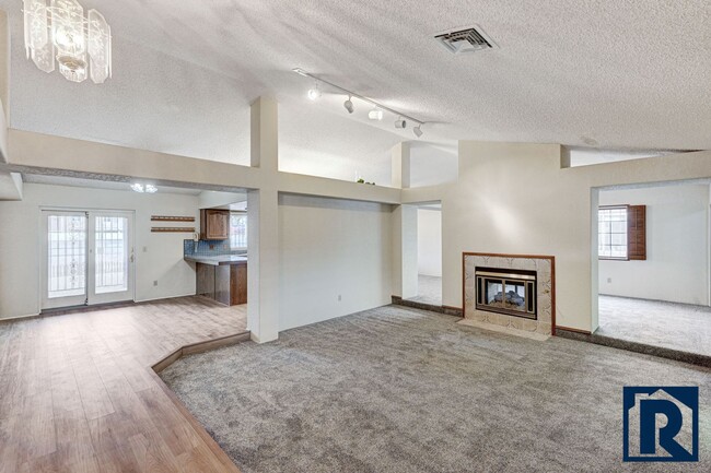 Building Photo - Spacious, Single Story 3 BD Renovated