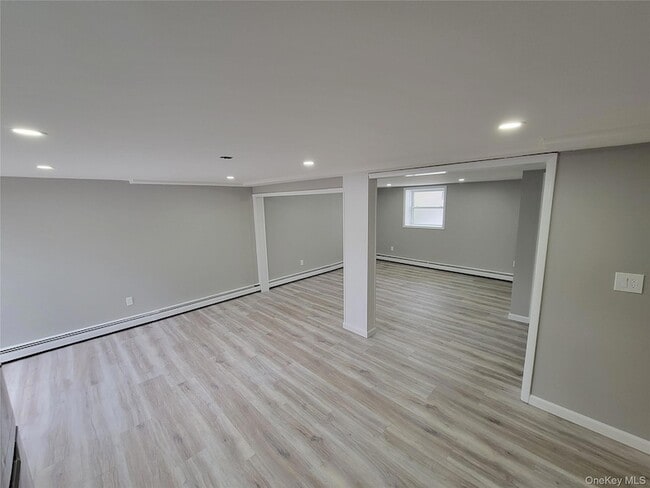 Foto del edificio - 96 Hallock Landing Rd