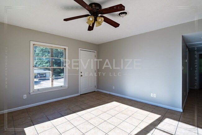 Foto del edificio - **Reduced Price** Adorable 3 Bedroom/1 Bat...