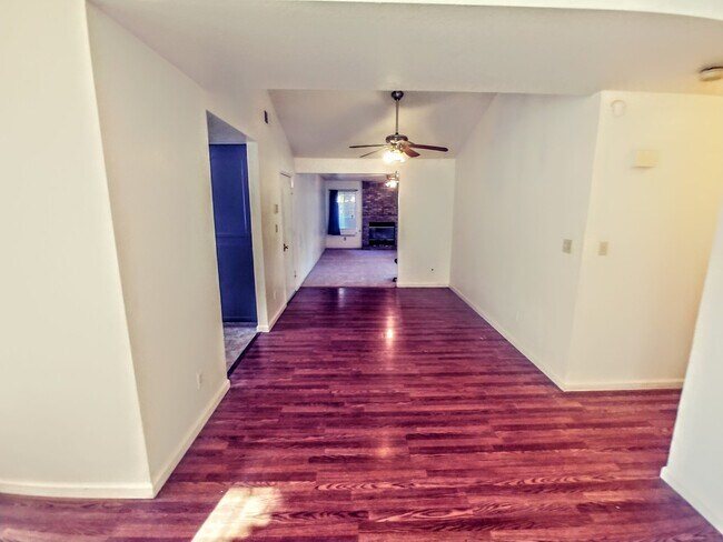 Building Photo - Spacious 3/2 in  Clovis