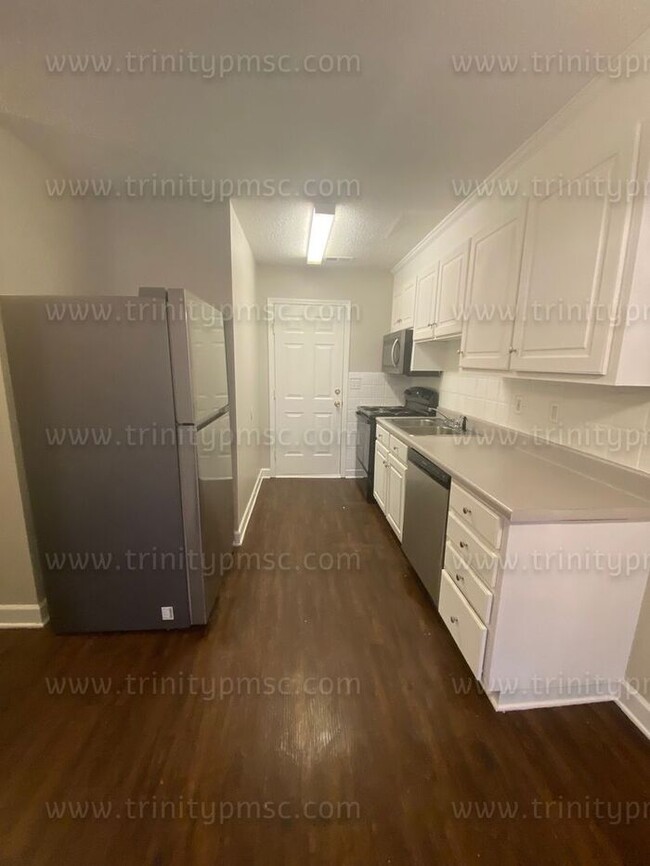 Foto del edificio - Like new with all stainless appliances!