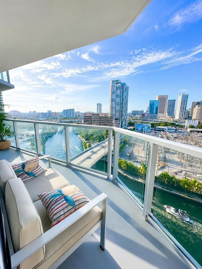Foto del edificio - 185 SW 7th St