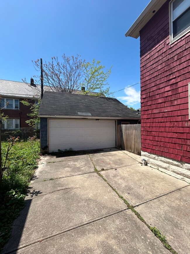 Building Photo - Section 8 Accepted! 3br/1.5ba with 2 Car G...