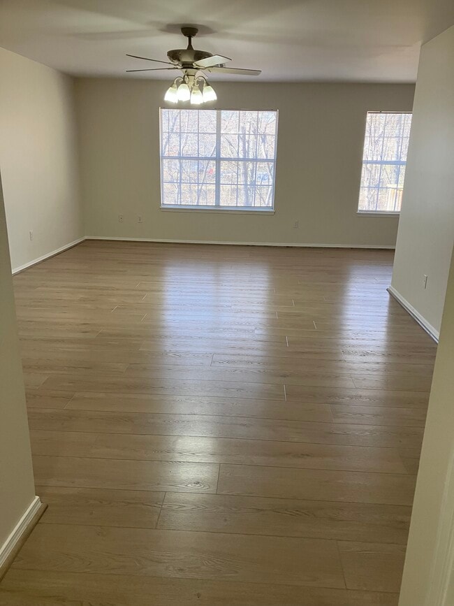 Foto del edificio - 8631 Golf Creek Dr