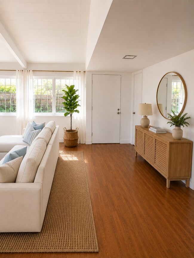 Foto del edificio - Charming 3 BD / 2 BA Home with Ample Natural Light and Spacious Backyard!