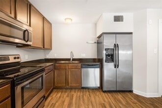 Building Photo - 924 E 51st St