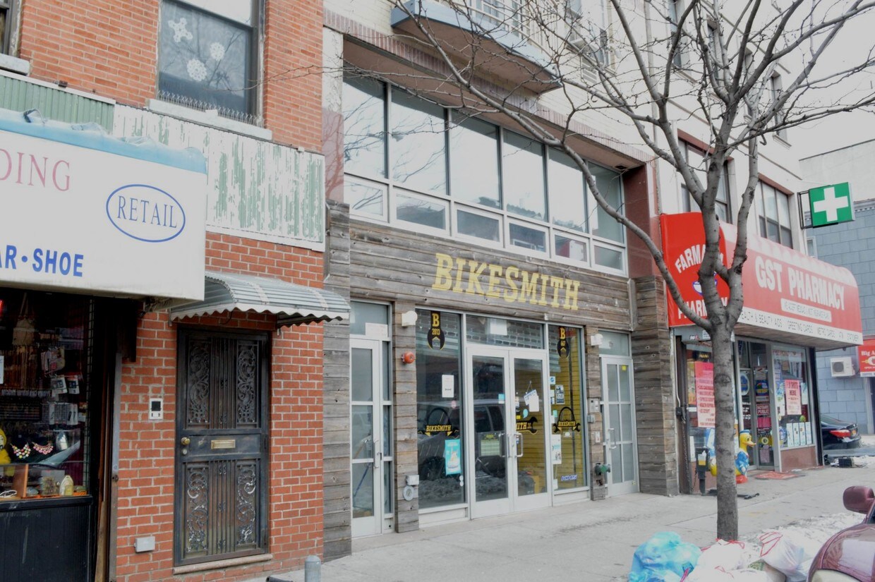 Building Photo - 667 Grand St