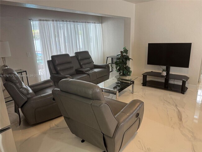 Foto del edificio - 825 NE 6th St