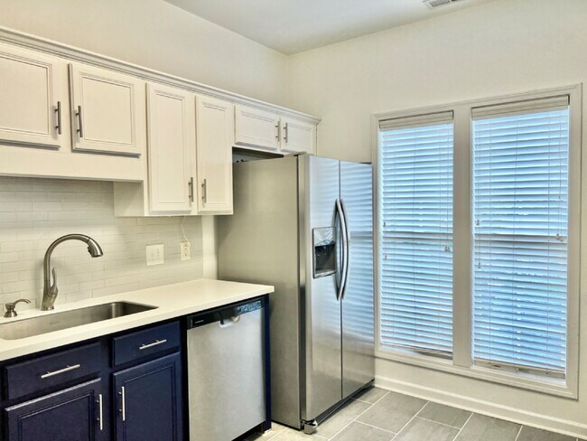 Foto del edificio - UPDATED 1 STORY TOWNHOME!