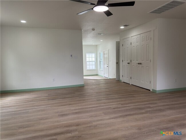 Foto del edificio - 1702 E Heritage Ave