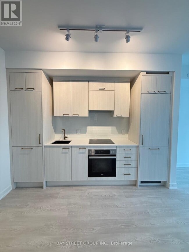 Building Photo - 634 Church St