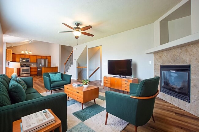Building Photo - Extremely Spacious 3 Bedroom / 2.5 Bath Ho...