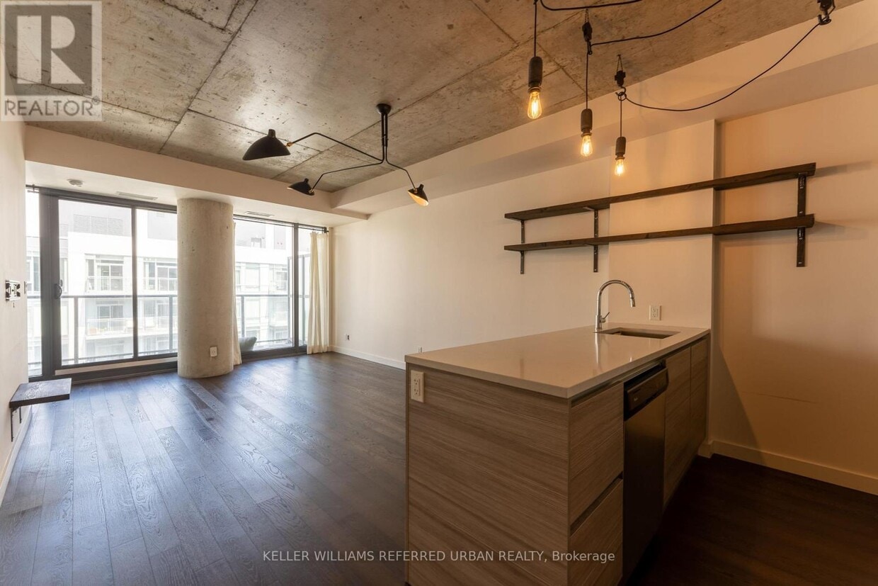 Primary Photo - 111 Bathurst St