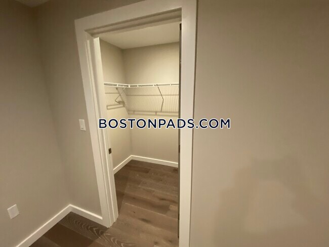 Building Photo - 244 Hanover St