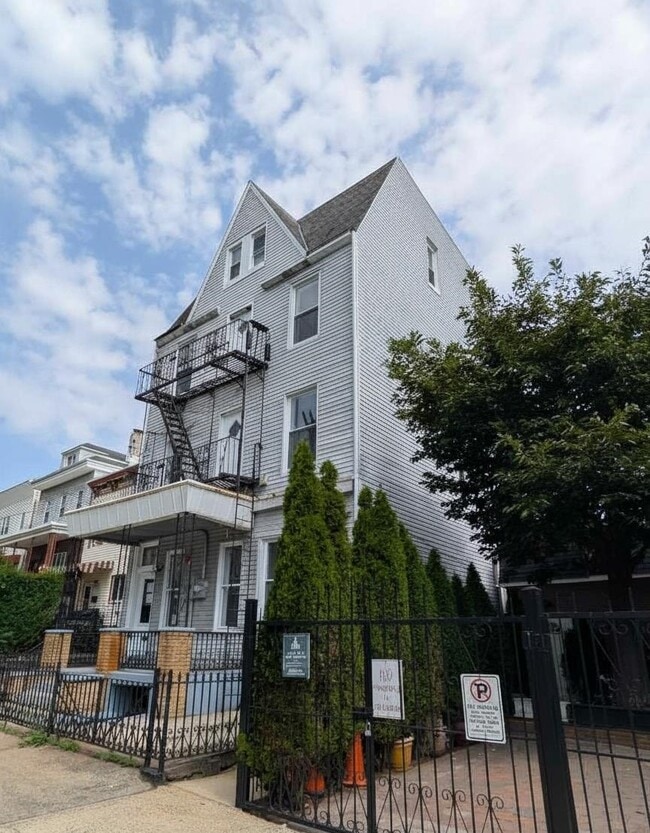 Building Photo - 10 Sherman Pl