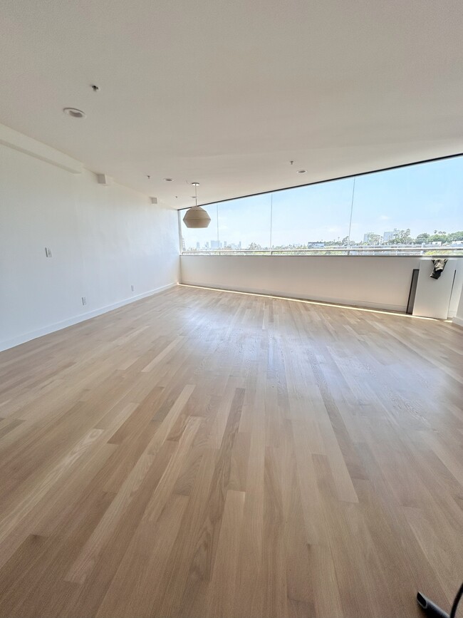 Building Photo - 8704 Santa Monica Blvd