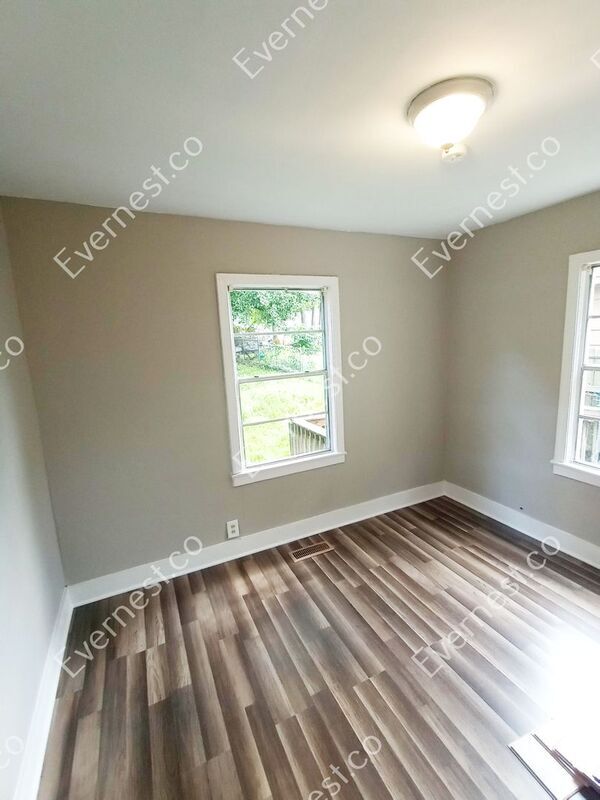 Building Photo - 112 9th St