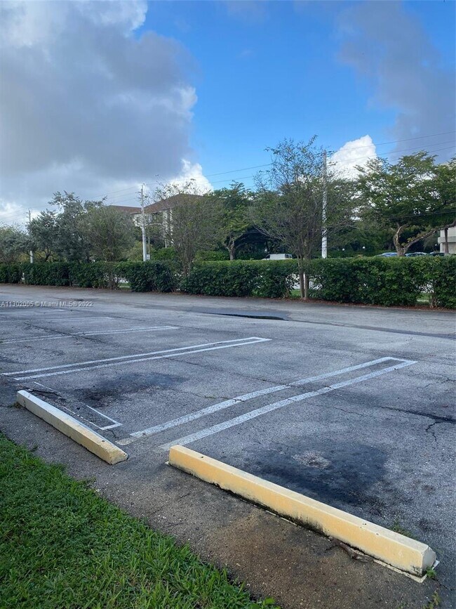 Foto del edificio - 2700 Riverside Dr