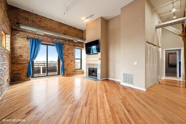 Building Photo - 1735 W Diversey Pkwy