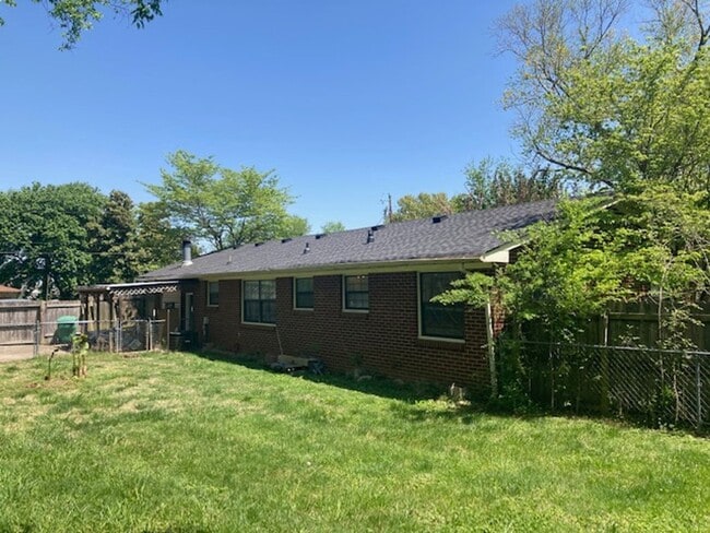 Building Photo - COMING SOON  3BR/21.5BA-1500 SF - Fenced yard