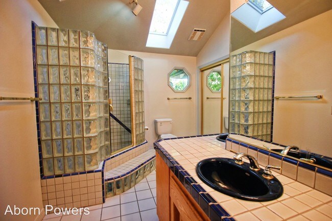 Building Photo - 3 br, 2.5 bath House - 1623 Lakehills Drive