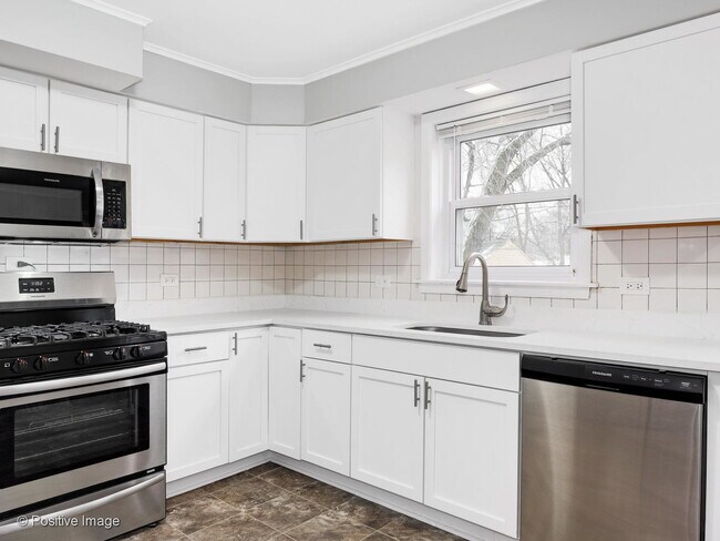 Foto del edificio - 14341 Dobson Ave